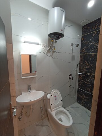 Bathroom in 1 BHK Builder Floor at DLF City Phase V, Dlf Phase V – for Rent