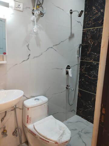 Bathroom in 1 BHK Builder Floor at DLF City Phase V, Dlf Phase V – for Rent
