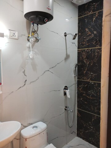 Bathroom in 1 BHK Builder Floor at DLF City Phase V, Dlf Phase V – for Rent