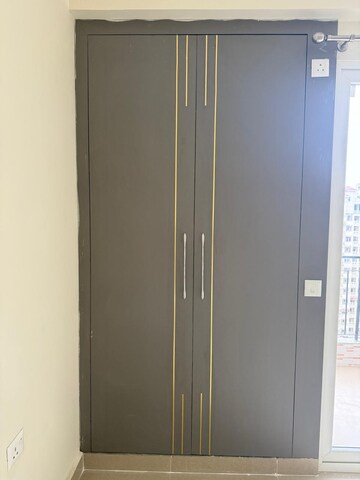 Furnished Amenities in 3 BHK Apartment at Mahagun Moderne, Sector 78 – for Rent
