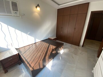 Room in 3 BHK Apartment at Tardeo – for Rent