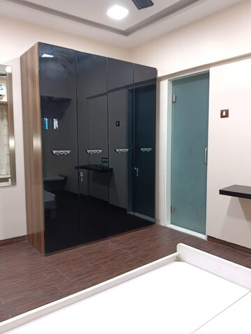 Room in 4 BHK Apartment at Sanpada – for Rent