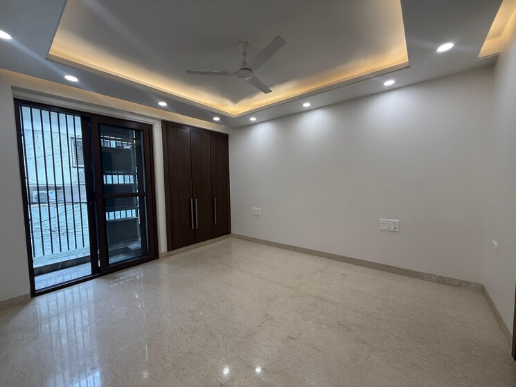 Room, greater kailash i 4 Bedroom 300 Sq.Yd. Builder Floor In Greater Kailash I Delhi 9158781