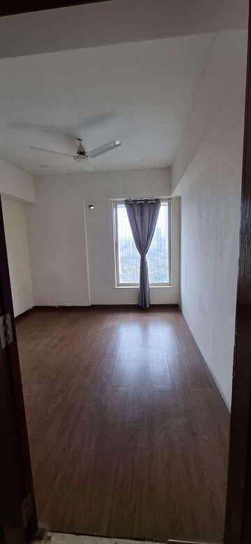 Room in 3 BHK Apartment at K Raheja Heights, Malad East – for Rent