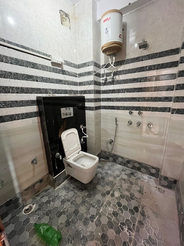 Bathroom, dwarka mor 3 Bedroom 900 Sq.Ft. Builder Floor In Dwarka Mor Delhi 9159246