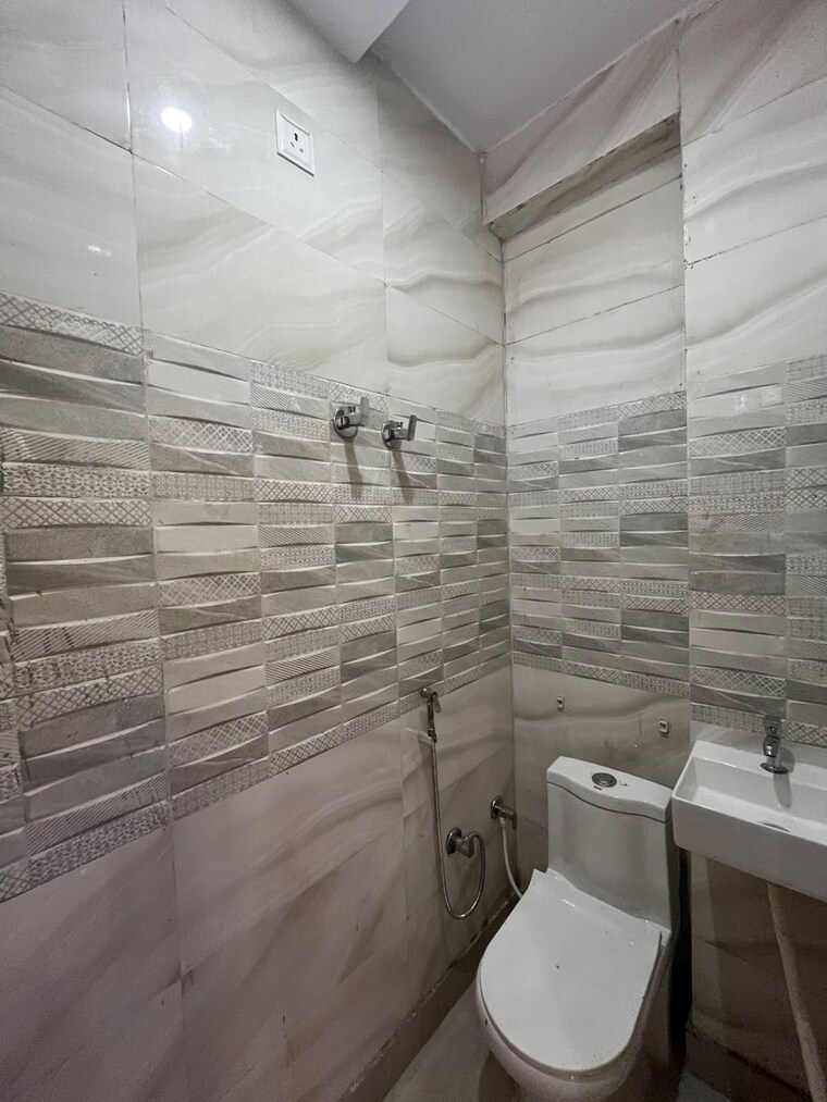 Bathroom, dwarka mor 3 Bedroom 900 Sq.Ft. Builder Floor In Dwarka Mor Delhi 9159246