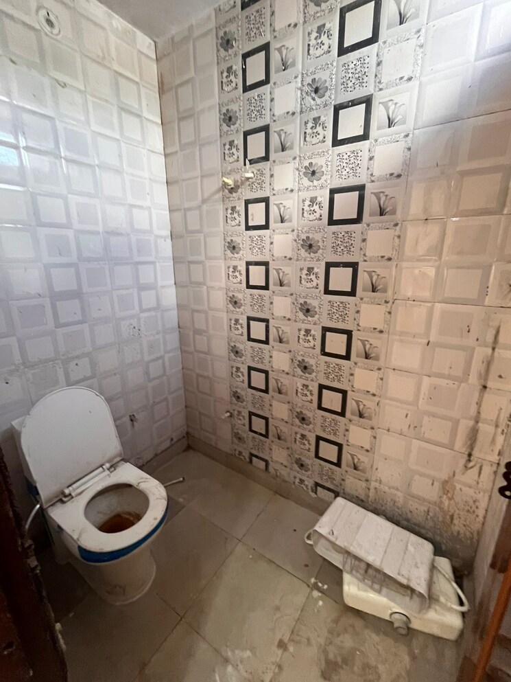 Bathroom, dwarka mor 3 Bedroom 900 Sq.Ft. Builder Floor In Dwarka Mor Delhi 9159246