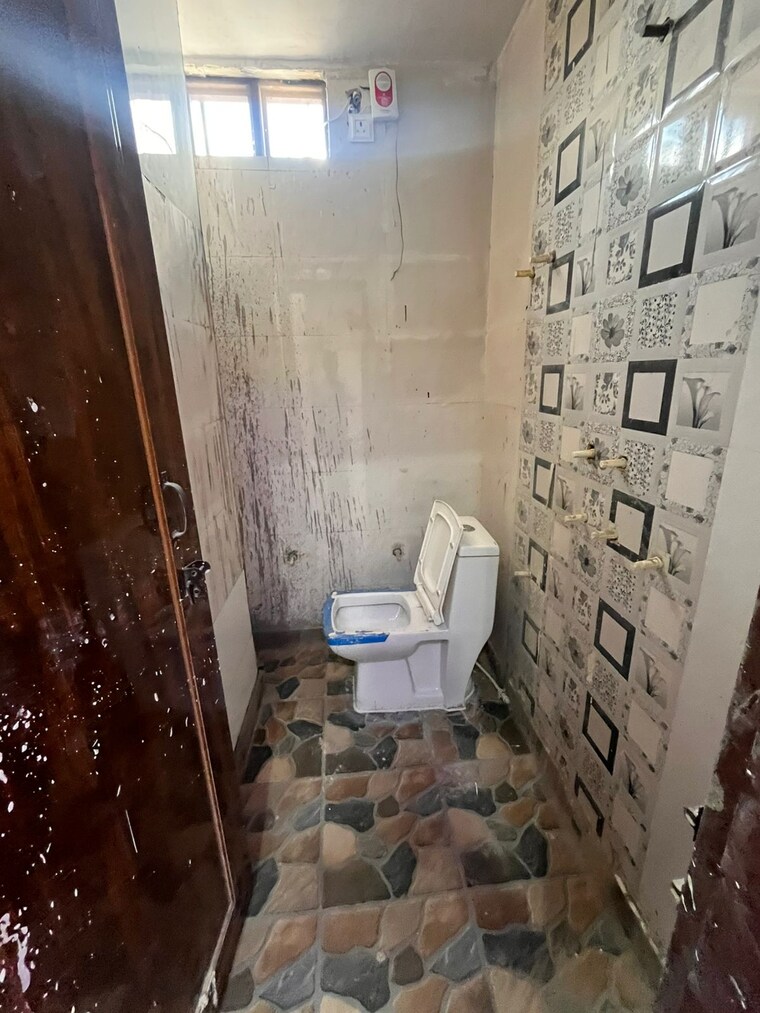 Bathroom, dwarka mor 3 Bedroom 900 Sq.Ft. Builder Floor In Dwarka Mor Delhi 9159246