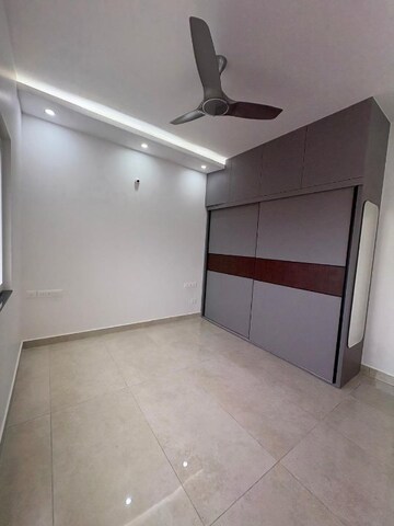 Room in 3.5 BHK Apartment at Prestige Waterford, Whitefield – for Rent