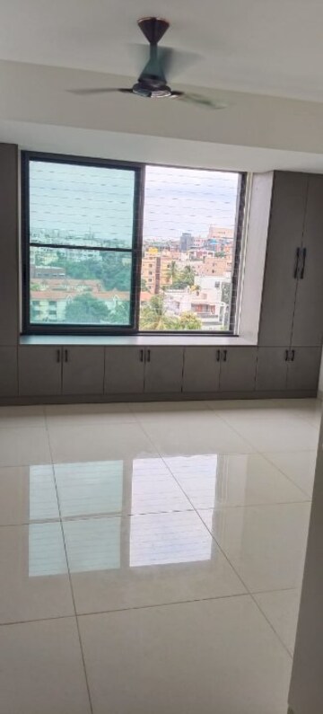 Room in 3.5 BHK Apartment at Prestige Waterford, Whitefield – for Rent