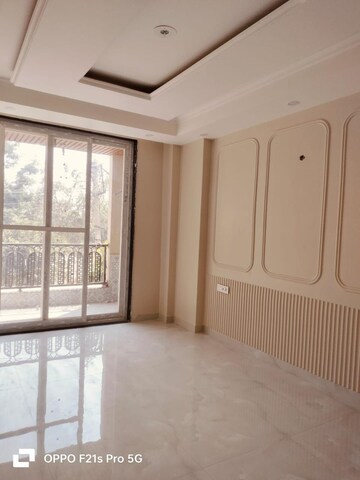Building Lobby in 3 BHK Builder Floor at Sainik Plaza, Sector 49 – for Sale
