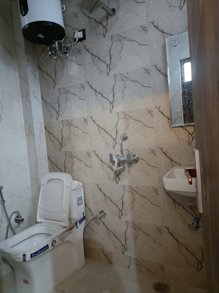 Bathroom, suncity 1 Bedroom 585 Sq.Ft. Builder Floor In Suncity Gurgaon 9159294