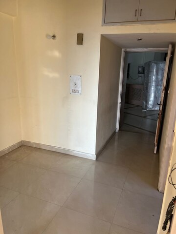 Room in 2 BHK Apartment at DLF Regency Park I, Dlf Phase iv – for Rent