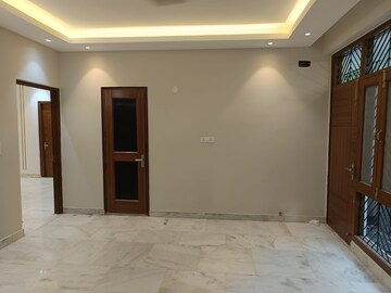 Room in 3 BHK Builder Floor at Panchsheel Park – for Rent