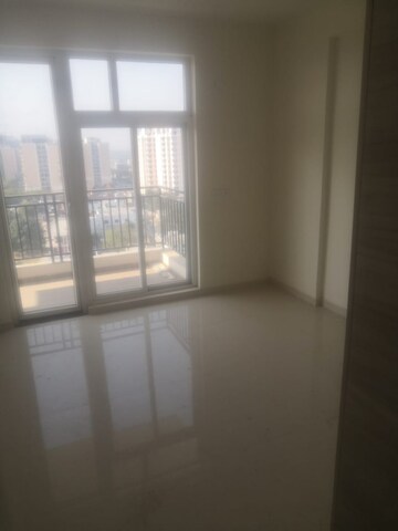 Room in 3 BHK Apartment at Omaxe The Palace, Gomti Nagar – for Rent