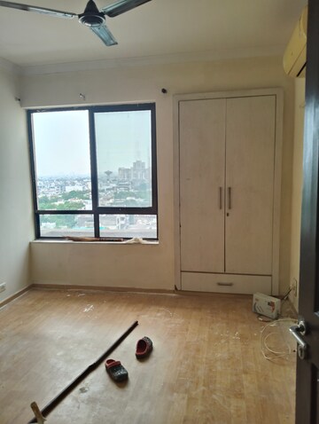 Room in 3.5 BHK Apartment at Unitech Fresco, Sector 50 – for Rent