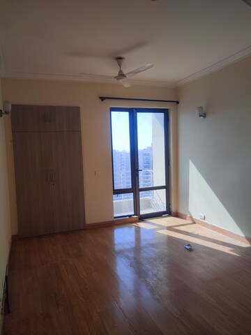 Room in 3 BHK Apartment at Unitech Fresco, Sector 50 – for Rent