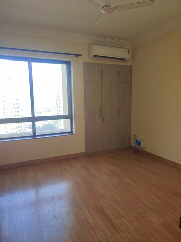 Furnished Amenities in 3 BHK Apartment at Unitech Fresco, Sector 50 – for Rent