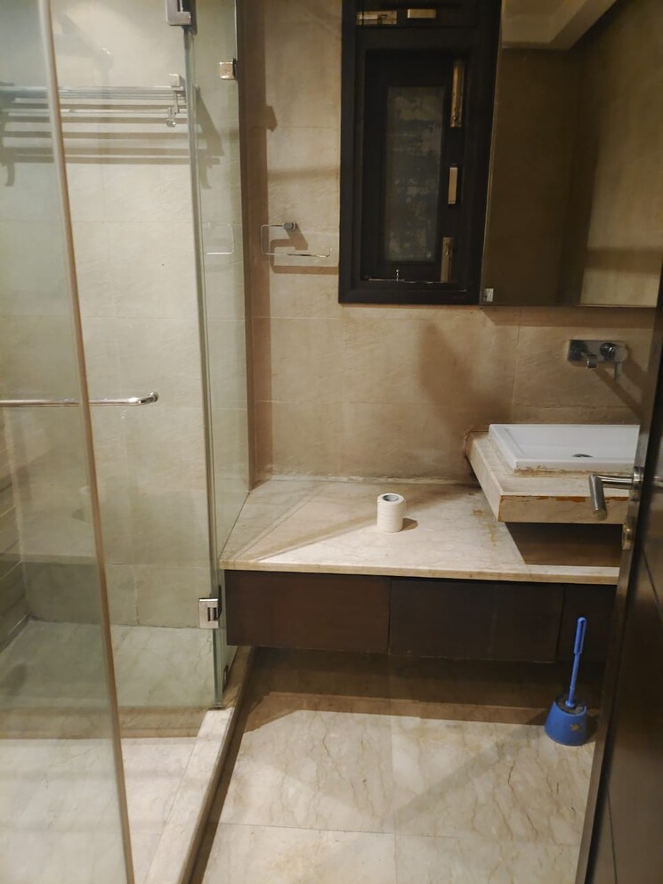 Bathroom, defence colony 3 Bedroom 3000 Sq.Ft. Apartment In Defence Colony Delhi 9159433