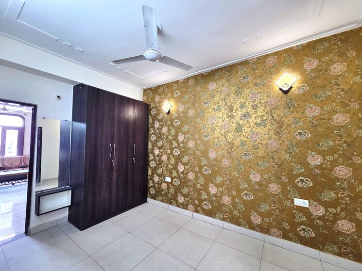 Room, kishanpura 2 Bedroom 100 Sq.Yd. Apartment In Kishanpura Zirakpur 9159521