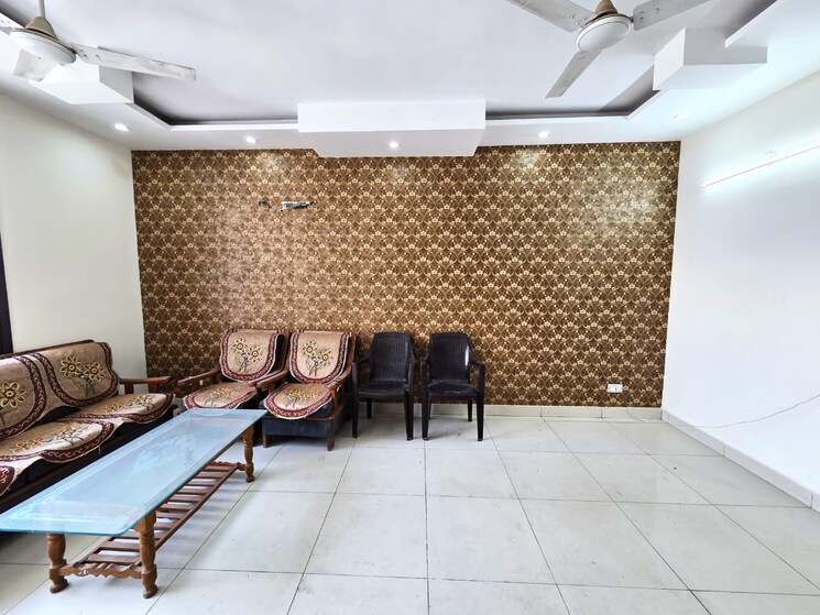 Living Room, kishanpura 2 Bedroom 100 Sq.Yd. Apartment In Kishanpura Zirakpur 9159521