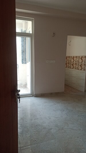 Room in 2 BHK Apartment at Amrapali Golf Homes, Sector 4 Greater Noida – for Sale