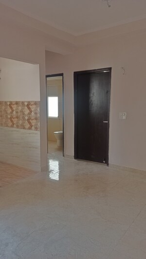 Room in 2 BHK Apartment at Amrapali Golf Homes, Sector 4 Greater Noida – for Sale