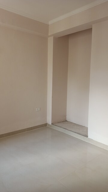 Room in 2 BHK Apartment at Amrapali Golf Homes, Sector 4 Greater Noida – for Sale
