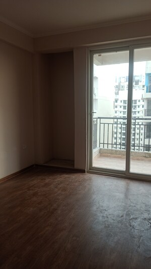 Room in 2 BHK Apartment at Amrapali Golf Homes, Sector 4 Greater Noida – for Sale