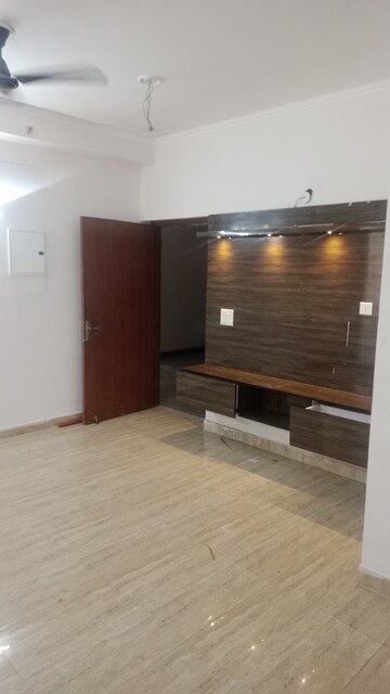 Room in 3 BHK Apartment at Amrapali Golf Homes, Sector 4 Greater Noida – for Rent