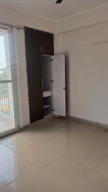 Room in 3 BHK Apartment at Amrapali Golf Homes, Sector 4 Greater Noida – for Rent