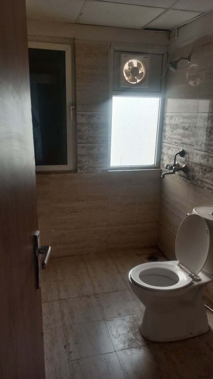 Bathroom, amrapali-golf-homes 3 Bedroom 1425 Sq.Ft. Apartment In Sector 4 Greater Noida Greater Noida 9159603