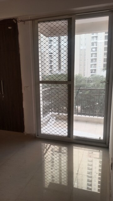 Room in 3 BHK Apartment at Amrapali Golf Homes, Sector 4 Greater Noida – for Rent