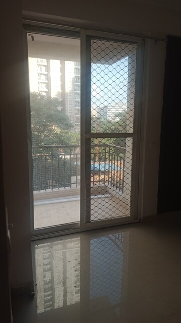 Room in 3 BHK Apartment at Amrapali Golf Homes, Sector 4 Greater Noida – for Rent
