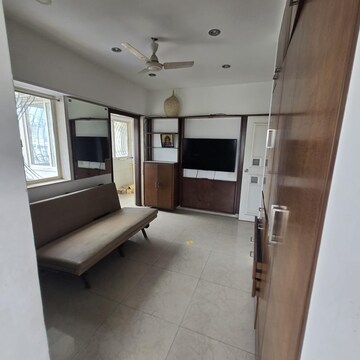 Room in 4 BHK Apartment at Prabhadevi CHS, Prabhadevi – for Rent