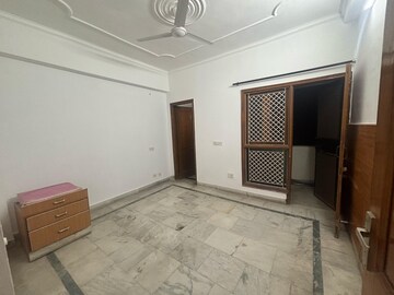 Room in 3 BHK Builder Floor at Unitech South City II, Sector 50 – for Rent