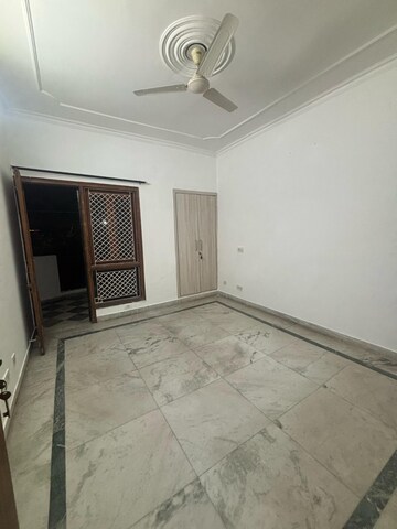 Room in 3 BHK Builder Floor at Unitech South City II, Sector 50 – for Rent