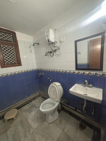Team Area in 3 BHK Builder Floor at Unitech South City II, Sector 50 – for Rent