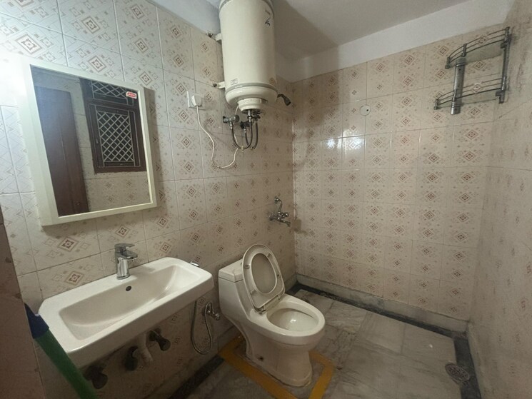 Bathroom, unitech-south-city-ii 3 Bedroom 1850 Sq.Ft. Builder Floor In Sector 50 Gurgaon 9159617