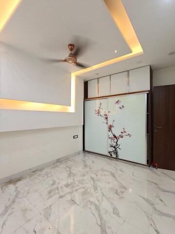 Room in 3 BHK Apartment at Vasant Kunj – for Rent