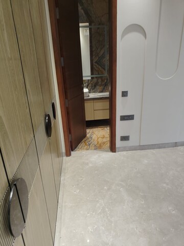 Room in 4 BHK Builder Floor at Kailash Colony – for Rent