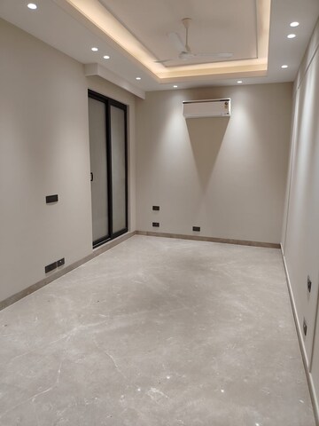 Room in 4 BHK Builder Floor at Kailash Colony – for Rent