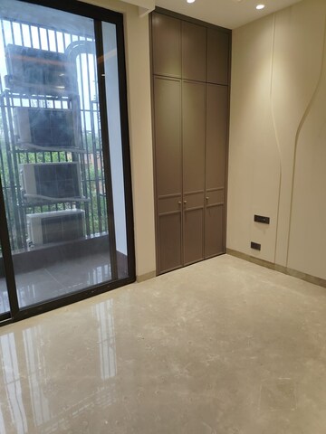 Room in 4 BHK Builder Floor at Kailash Colony – for Rent