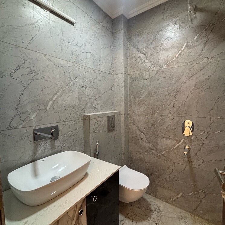 Bathroom, masjid moth 2.5 Bedroom 900 Sq.Ft. Builder Floor In Masjid Moth Delhi 9159660