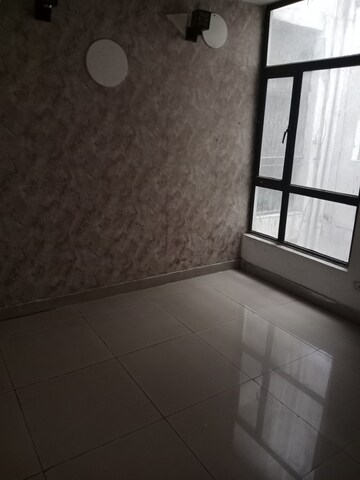 Room in 2.5 BHK Apartment at Ajnara Integrity, Raj Nagar Extension – for Rent