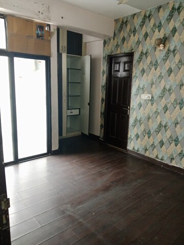 Room in 2.5 BHK Apartment at Ajnara Integrity, Raj Nagar Extension – for Rent