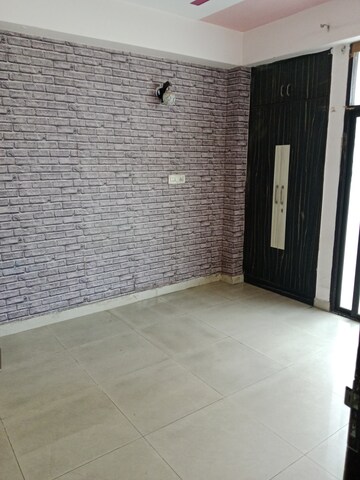 Room in 2.5 BHK Apartment at Ajnara Integrity, Raj Nagar Extension – for Rent