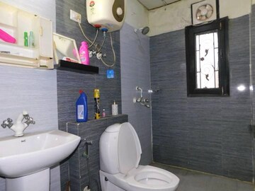 Bathroom in 3.5 BHK Apartment at Amrapali Princely Estate, Sector 76 – for Rent