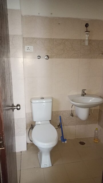 Bathroom in 3.5 BHK Apartment at Amrapali Princely Estate, Sector 76 – for Rent