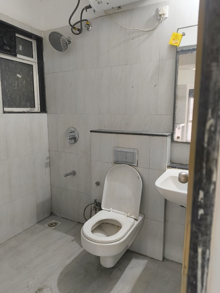 Bathroom, godrej-central 3 Bedroom 1150 Sq.Ft. Apartment In Chembur Mumbai 9159726